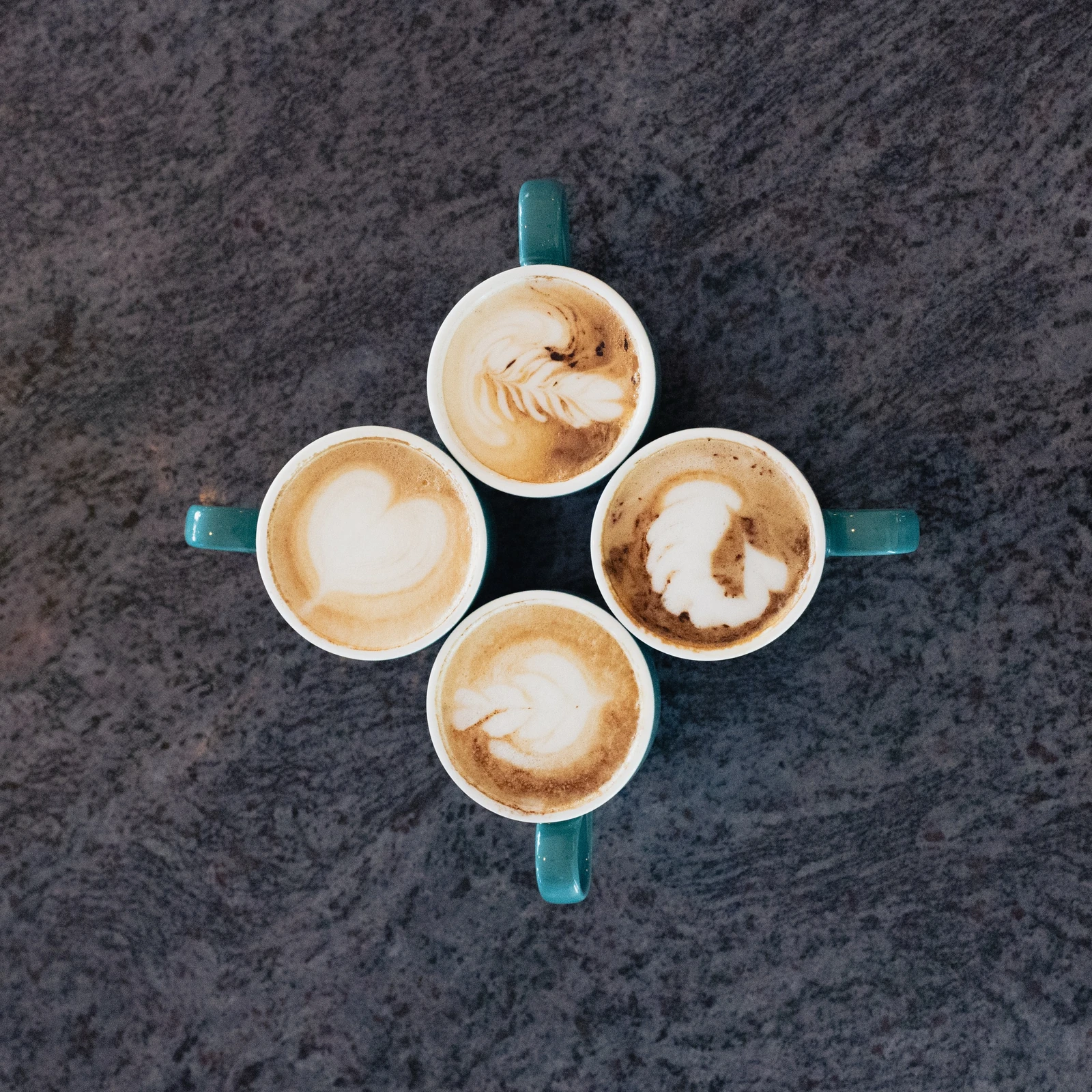 Cuatro cafés con latte art