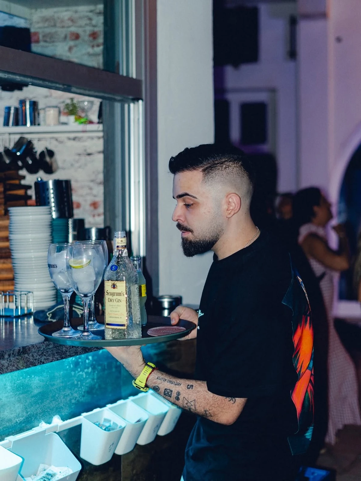 José, coctelero de La Mal Criada, en la barra
